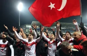 Jugadores de Turquía celebrando su paso al Mundial. 