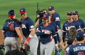Los peloteros de Estados Unidos celebran tras eliminar a República Dominicana.
