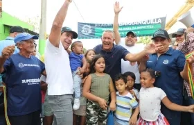 Alcalde Char durante la puesta en servicio de las vías pavimentadas.