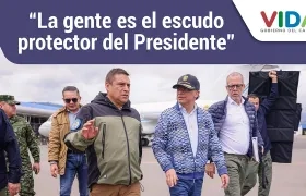 El general (r) Humberto​ Guatibonza, a la izquierda del Presidente Gustavo Petro
