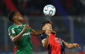 Jhon Arias, autor del gol del Palmeiras, disputa el balón con Rodrigo Gómez.