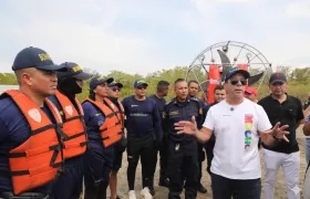 El alcalde Alejandro Char y el Cuerpo de Bomberos.