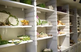 La tienda es amplia y cálida.