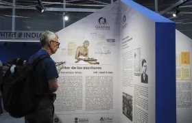 Una persona observa una exposición en el pabellón de la India.