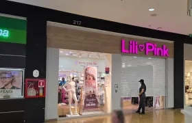 Funcionarios del CTI en instalaciones de una tienda de Lili Pink en el norte de Barranquilla. 