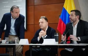 Andrés Santamaría, director ejecutivo de Asocapitales, con los alcaldes de Cali y Bogotá