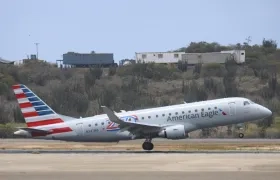 Avión aterrizando en el Aeropuerto Internacional Simón Bolívar de Maiquetía.