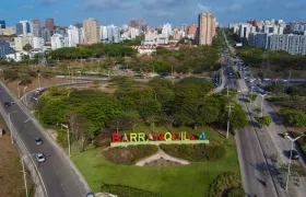 Aspecto de una de las entradas a Barranquilla y su representativo letrero de bienvenida. 