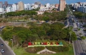 Aspecto de una de las entradas a Barranquilla y su representativo letrero de bienvenida.