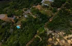 Imágenes del New York Times muestra la mina ilegal cerca de las edificaciones y de la piscina de la base militar. 