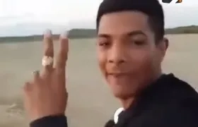 Alias 'Bendito Menor' paseando en moto por La Guajira. 