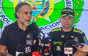 El Ministro del Interior, Armando Benedetti, y el general Miguel Camelo, comandante de la Policía Metropolitana de Barranquilla.