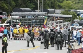 Imagen del bloqueo de la carretera que conduce al aeropuerto Internacional Palonegro.