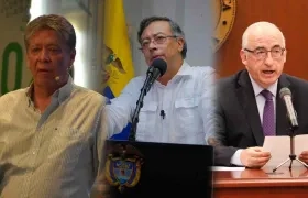 Bruce Mac Master, presidente de la Andi; el Presidente Gustavo Petro y el gerente del Banco de la República, Leonardo Villar.