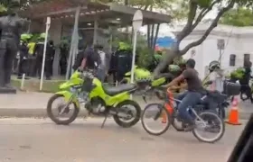 La uniformada reaccionó con su arma de dotación.