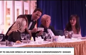 Donald Trump ante de ser sacado del salón a donde asistía. 