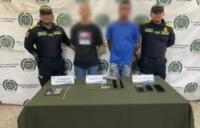 Los dos capturados por la Policía. 