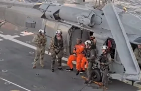 Christina y Victor en la cubierta del USS John P. Murtha, mientras esperaban ser escoltados para sus revisiones médicas