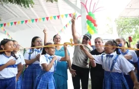 Alcalde Alejandro Char junto a estudiantes y la secretaria de Educación, Paola Amar, en la entrega de la cocina-comedor. 