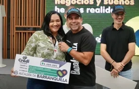 El Alcalde Alex Char con una beneficiaria.