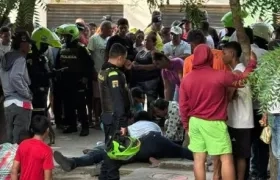 Uno de los hombres baleados quedó muerto en el lugar de los hechos. 