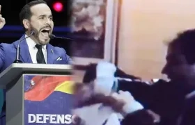 El candidato Abelardo De La Espriella y el Presidente Gustavo Petro cuando recibió las bolsas con dinero.