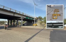 Puente de la Cordialidad con parte de la estructura que se cayó