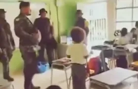 Integrantes de una disidencias de las FARC en un colegio de Nariño. 