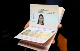 El nuevo pasaporte de Colombia presentado en una rueda de prensa este miércoles, en Bogotá.