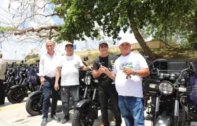 Alcalde Alejandro Char durante la entrega de los vehículos a los beneficiarios.  