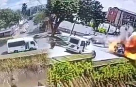 Momento en el que el bus llega y explota.