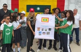 La Gerente de Ciudad, Ana María Aljure, junto a los voluntarios del programa.