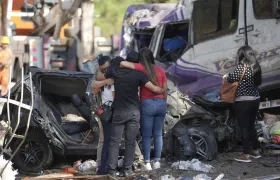 Una familia se abraza entre sí en medio de los restos que dejó el atentado terrorista. 