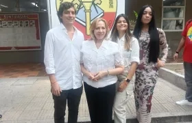 Silvia Gette junto a sus dos hijos y la abogada Bianith Bohórquez.