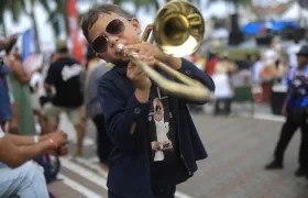 Martin Fernández Arboleda toca el trombón durante un tributo al fallecido músico Willie Colón.