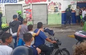El hombre quedó muerto en la parte externa del local comercial. 