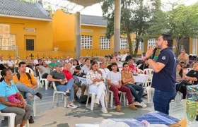 Andrés Rengifo, jefe de la Oficina de Participación Ciudadana, junto a las comunidades. 