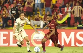 Jersson González disputa el balón con un rival del equipo peruano.