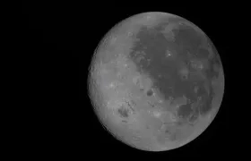 La cara visible de la luna al costado derecho y la cara oculta del lado izquierdo.