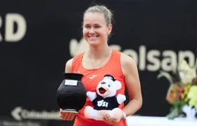 La tenista checa Marie Bouzková, con el trofeo de campeona del WTA de Bogotá.