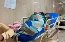 Muchos pacientes se encuentran en los pasillos de la clínica. 