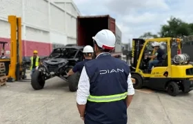 Vehículo aprehendido por la DIAN en el Puerto de Barranquilla. 