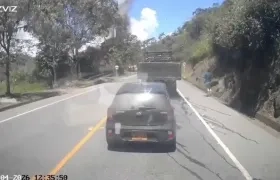 Momento exacto del atentado registrado por la cámara de un vehículo. 