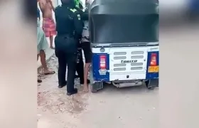 Momento en que el joven era trasladado en un motocarro al hospital. 