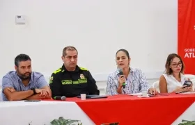 El presidente de la Asamblea, Estefano González; el coronel Eddy Sánchez, comandante de la Policía del Atlántico; Nini Cantillo, secretaria de Hacienda del Atlántico, y la diputada Isabella Pulgar. 