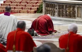 Papa León XIV reza tendido en el suelo de la basílica vaticana por la Pasión de Cristo