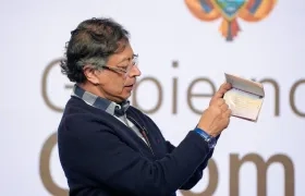 El Presidente Petro con el nuevo pasaporte.