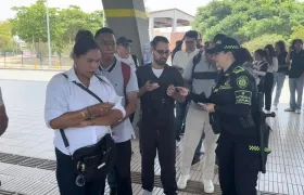 Patrulla púrpura entregando información a los ciudadanos.