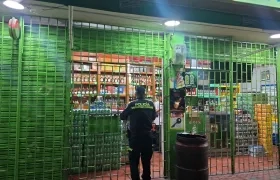 Policía en tiendas, que son algunos de los comercios más afectados.
