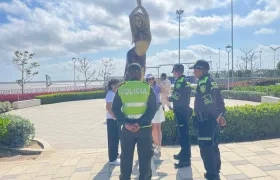La Policía entregando recomendaciones a turistas en el Malecón del Río. 